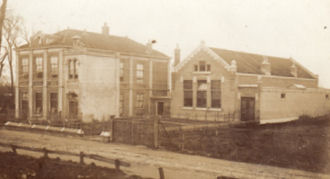 Oude gemeentehuis en school
